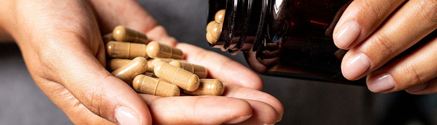 Desde interacciones con medicamentos hasta daño hepático: Expertos de Facultad de Medicina UC advierten riesgos de multivitamínicos y otros suplementos alimenticios